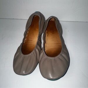 Tieks by Gavrieli ballet flats in the color Taupe size 8